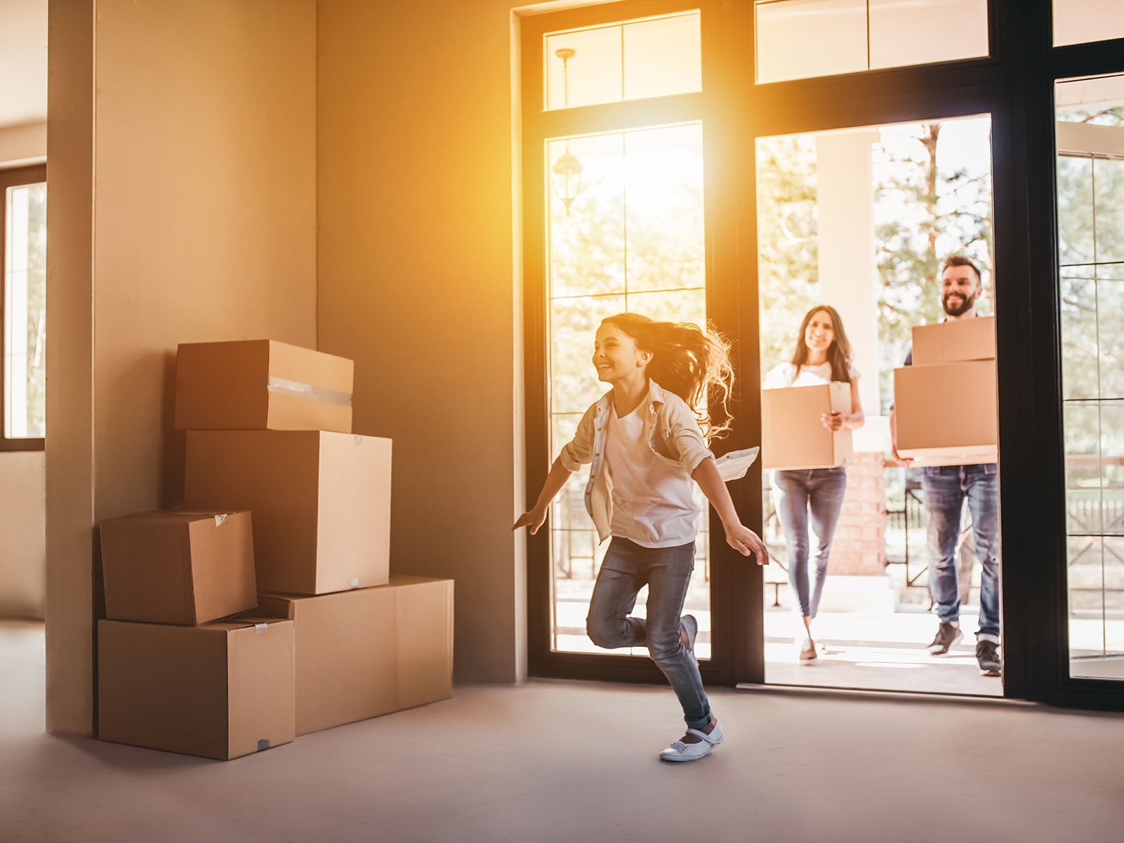 Une famille heureuse avec des cartons dans sa nouvelle maison le jour du déménagement.