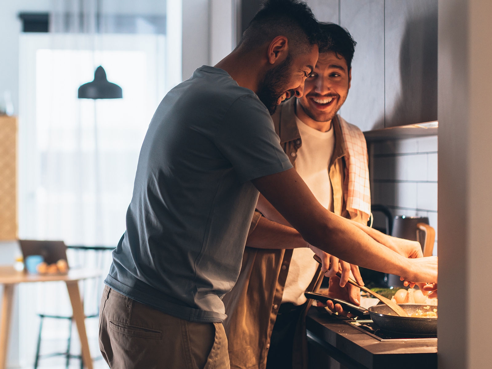 Photo d'un couple d'hommes heureux cuisinant ensemble.