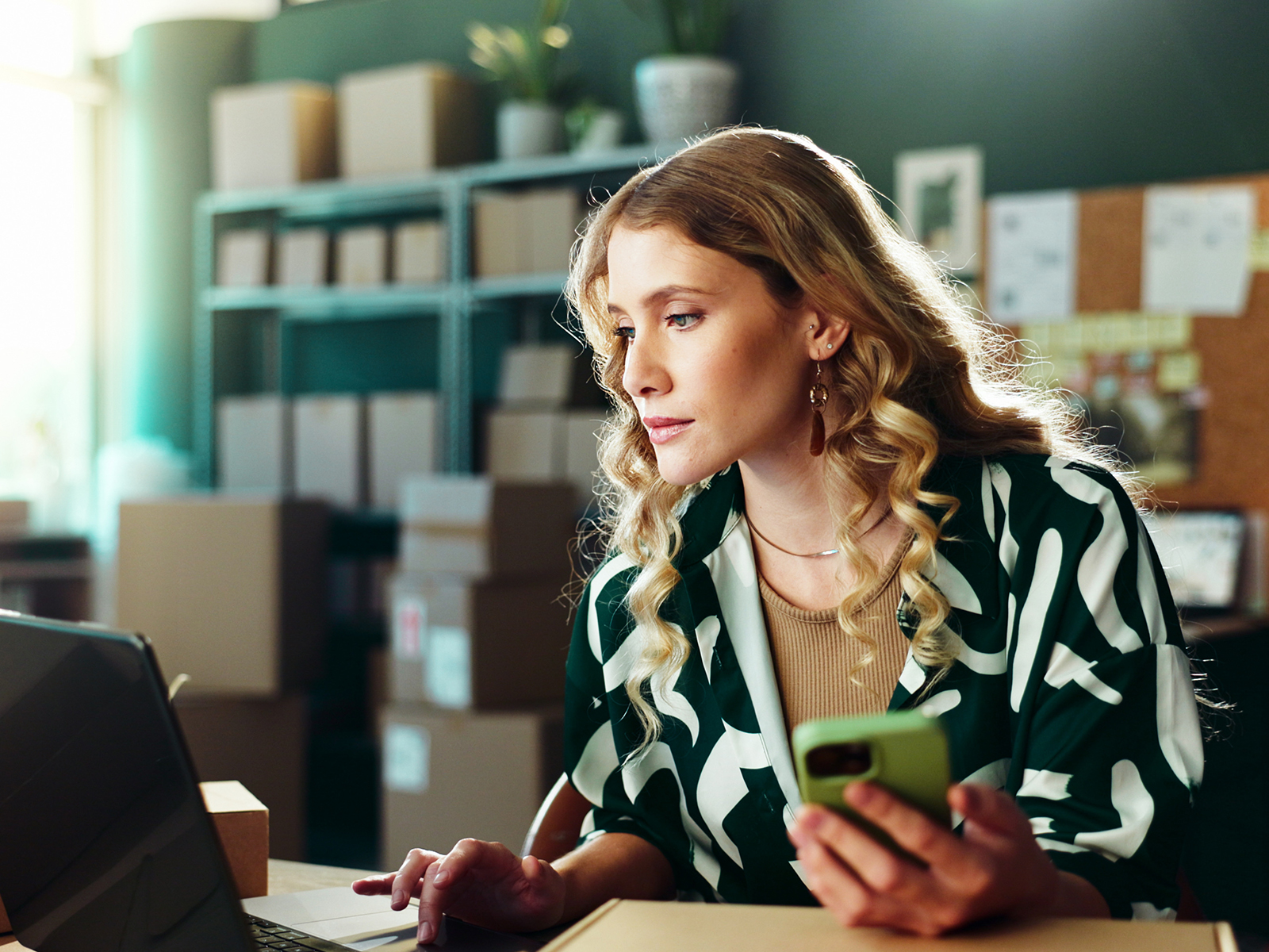 Photo d'une propriétaire de petite entreprise consultant son inventaire sur son ordinateur portable.