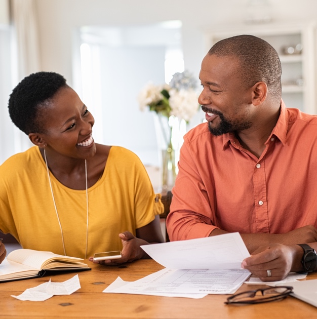 Un homme et une femme travaillent ensemble
